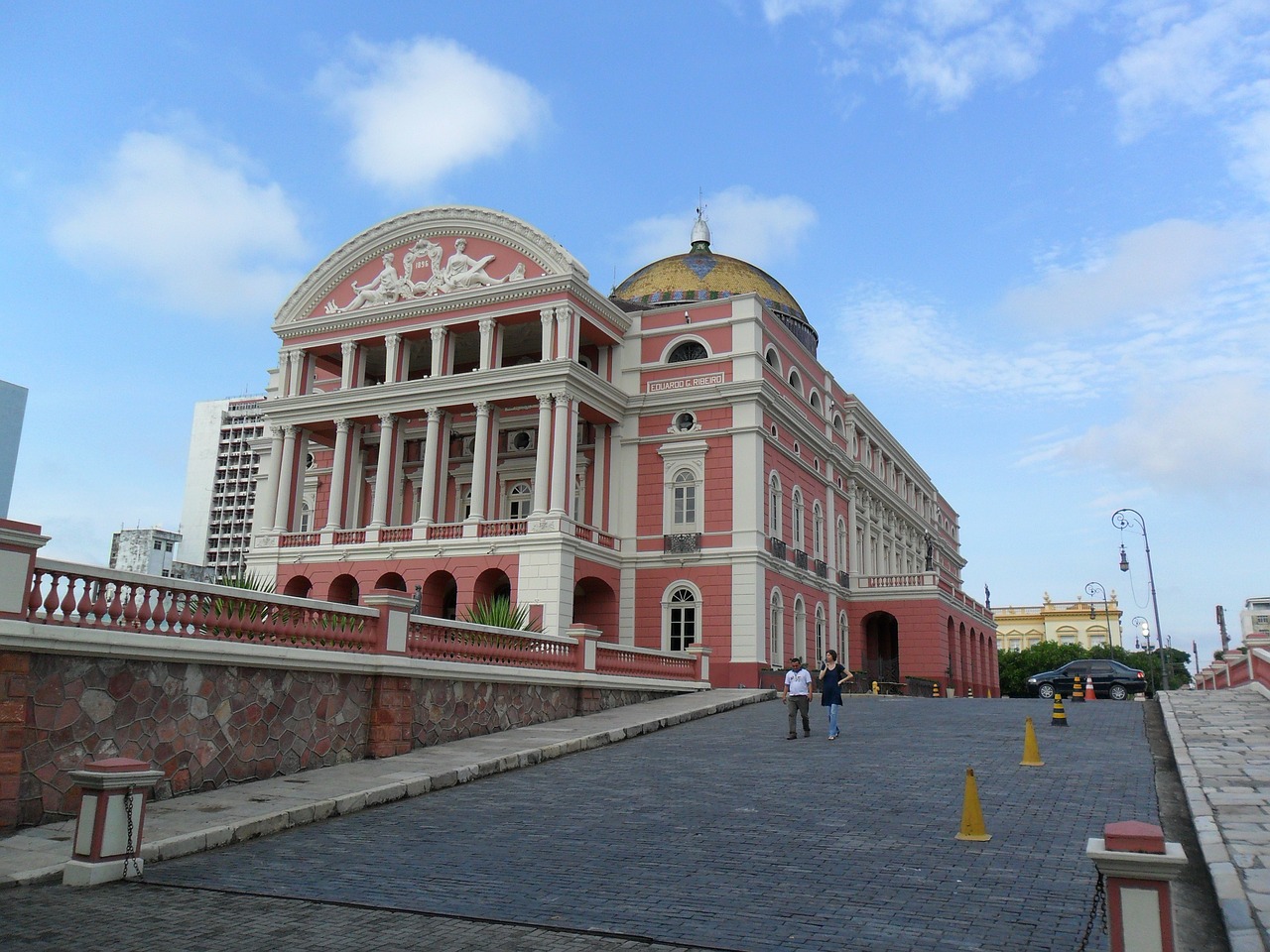 Esse é o famoso Teatro Amazonas, ponto turístico de Manaus