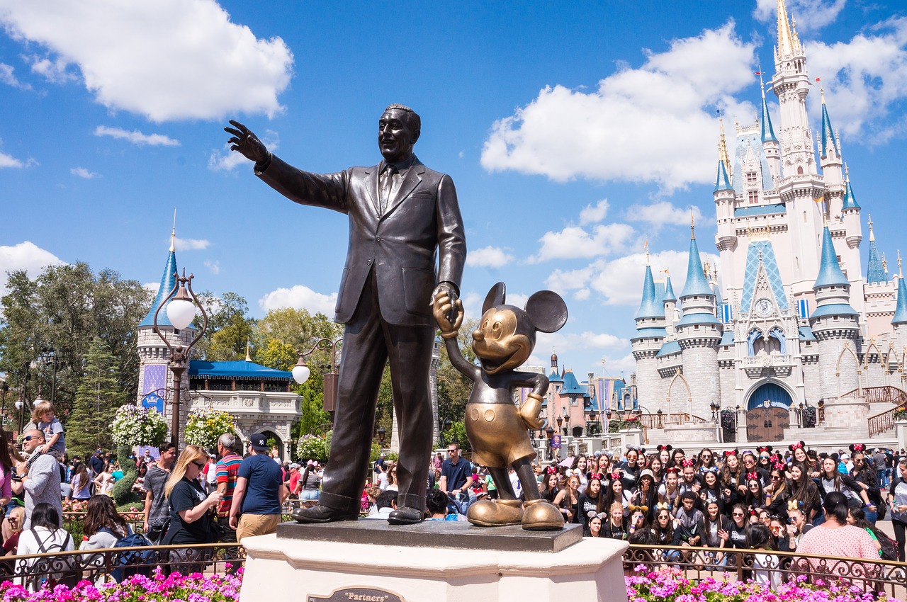 Durante o período de estudos você também pode fazer viagens pelo país e conhecer a Disney