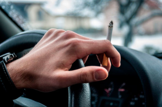 Fumar enquanto dirige