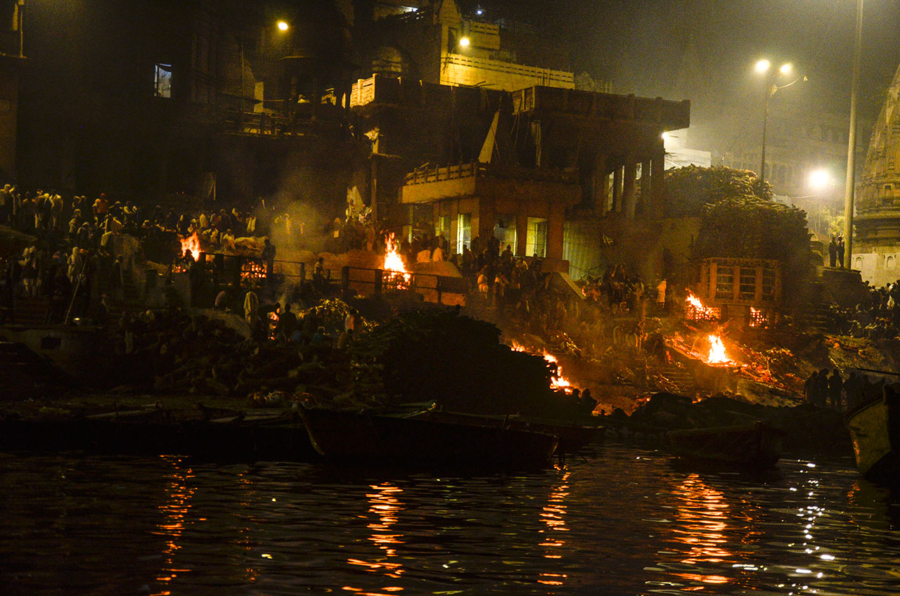 Cremação no Rio Ganges