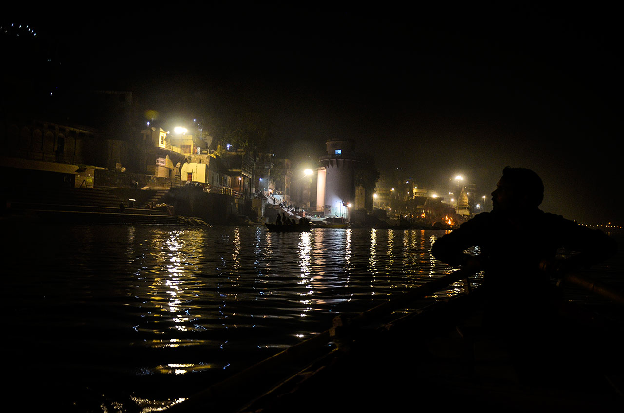 Passeio de barco à noite no Rio Ganges