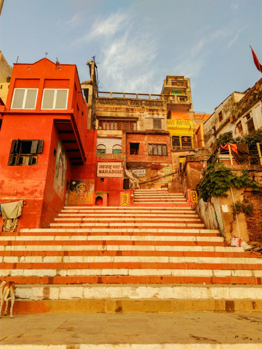 Ghats que levam ao Rio Ganges em Varanasi