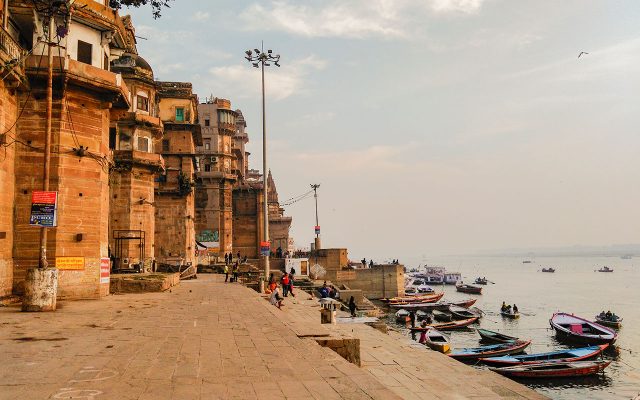 Barcos nos ghats em Varanasi