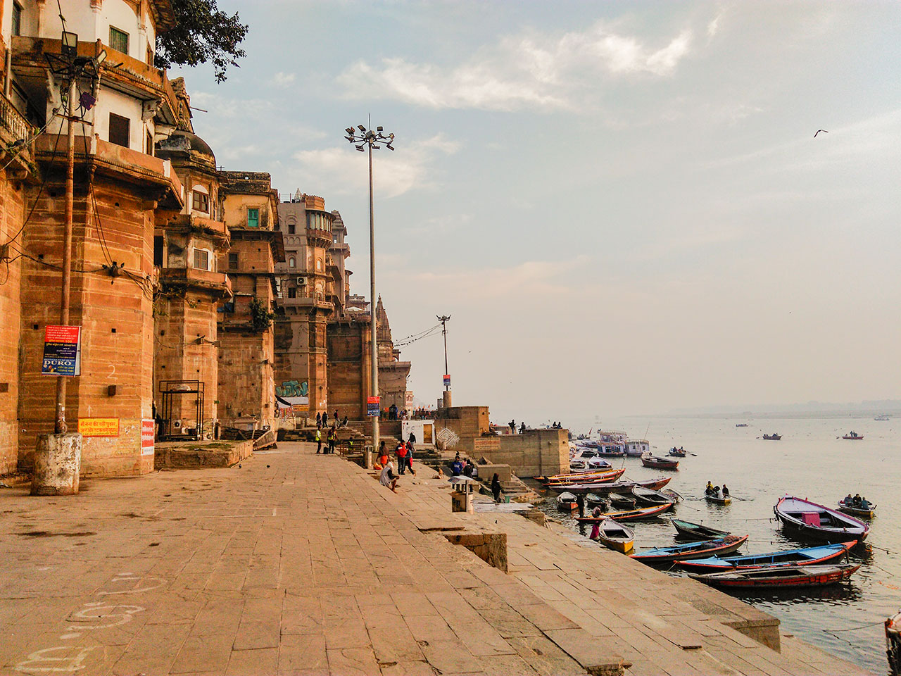 Barcos nos ghats em Varanasi