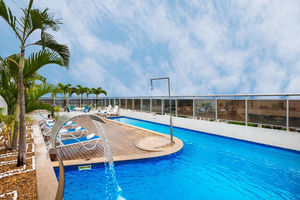 Vista da piscina do Hotel Blue Tree Premium Manaus