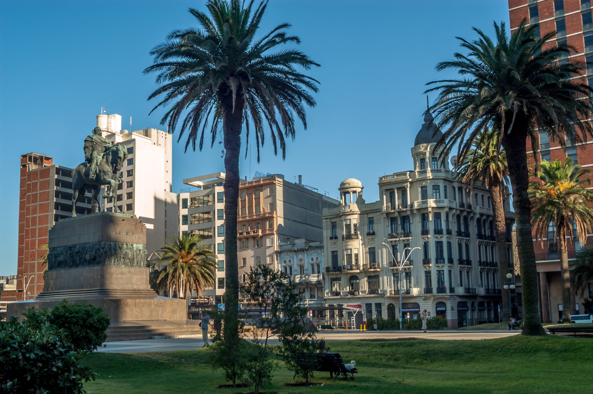 Montevideo reserva uma linda arquitetura na viagem