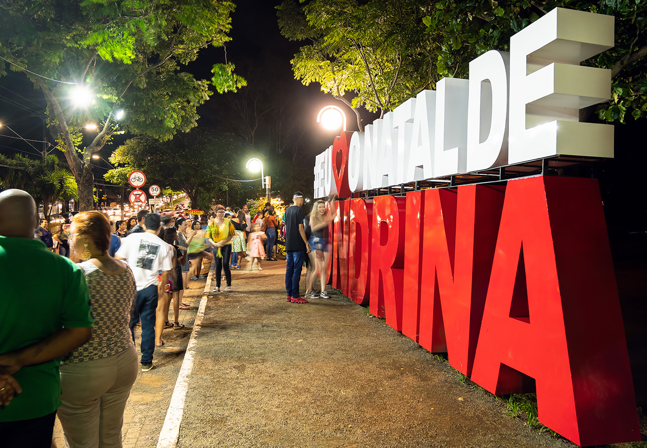 Turistas visitando o Natal em Londrina