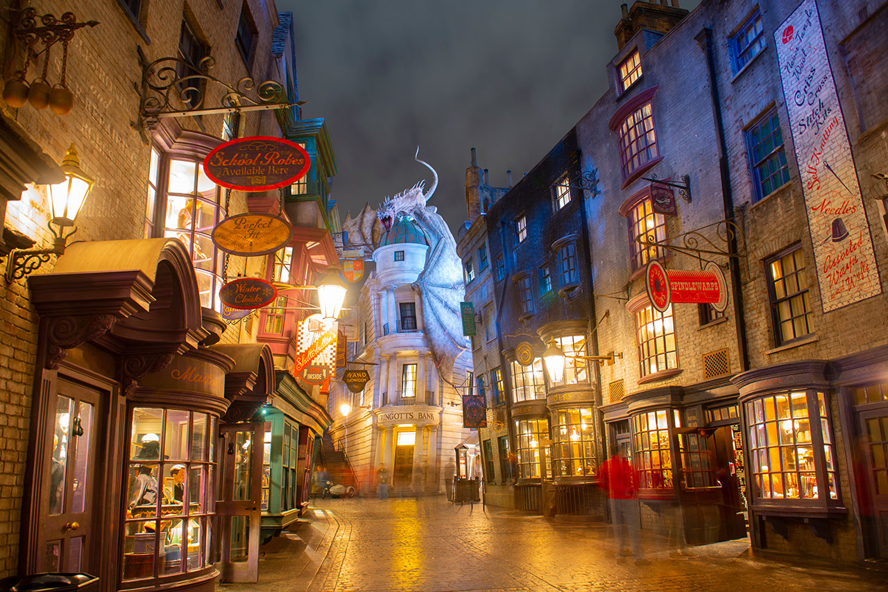 Vista noturna de Diagon Alley no Mundo Mágico de Harry Potter em Orlando