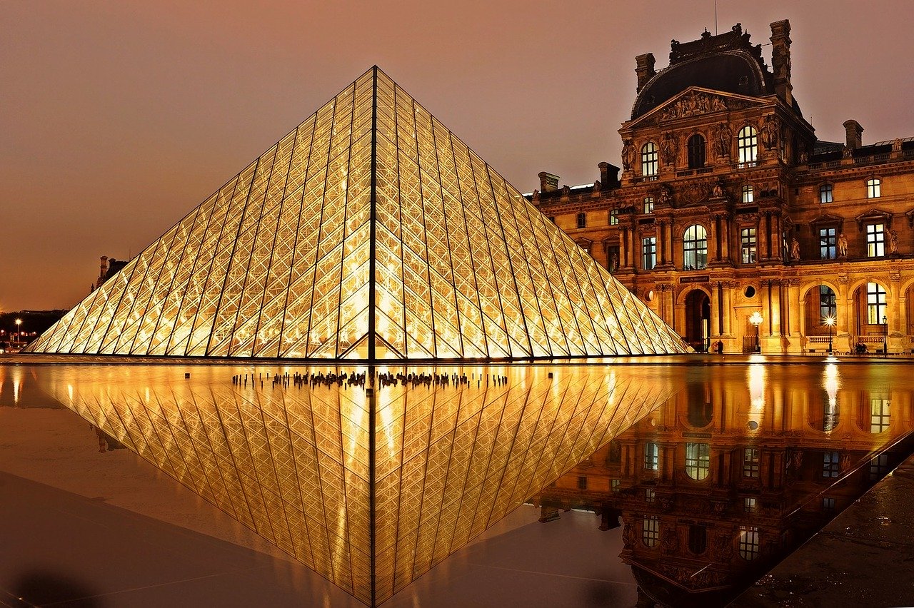 Esse é o Museu do Louvre em Paris