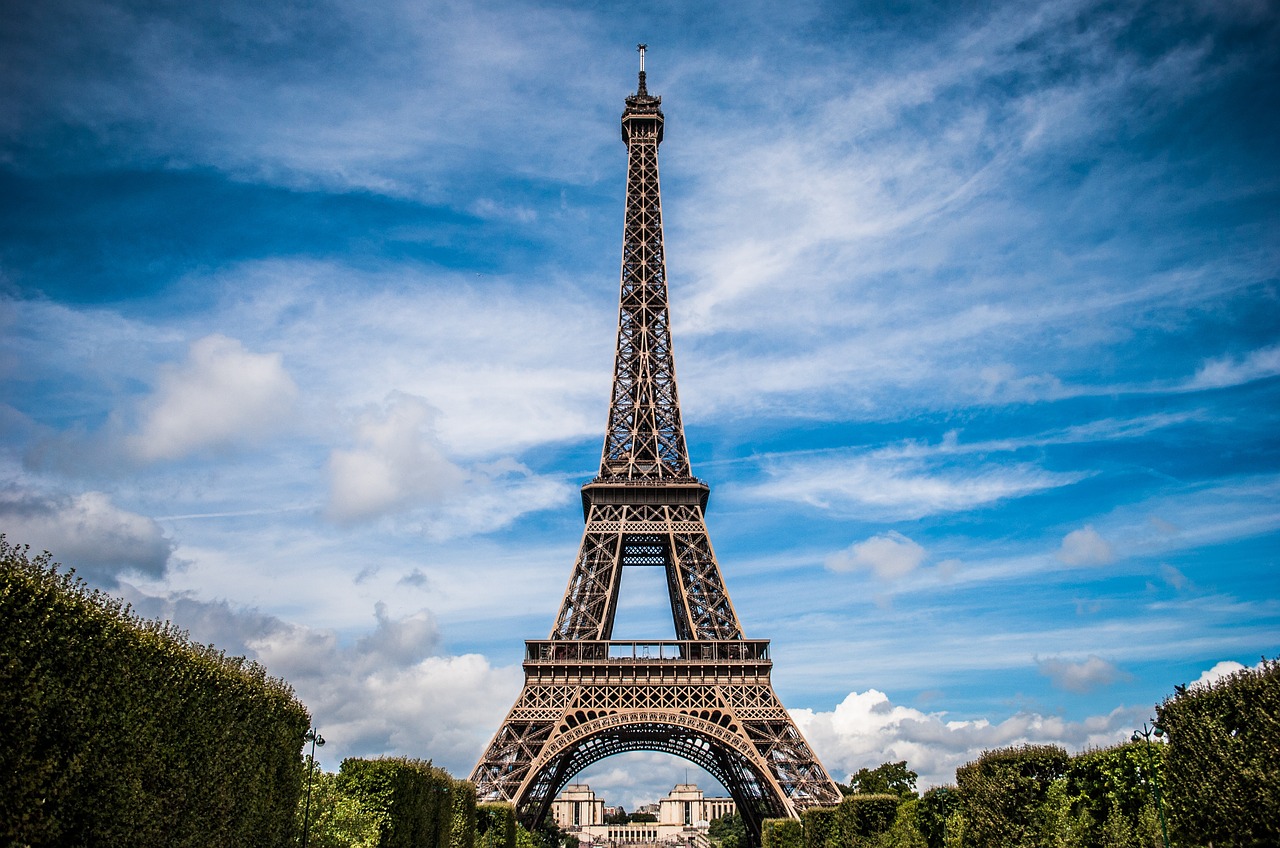 A Torre Eiffel é um dos lugares para se conhecer protegido com um seguro viagem França