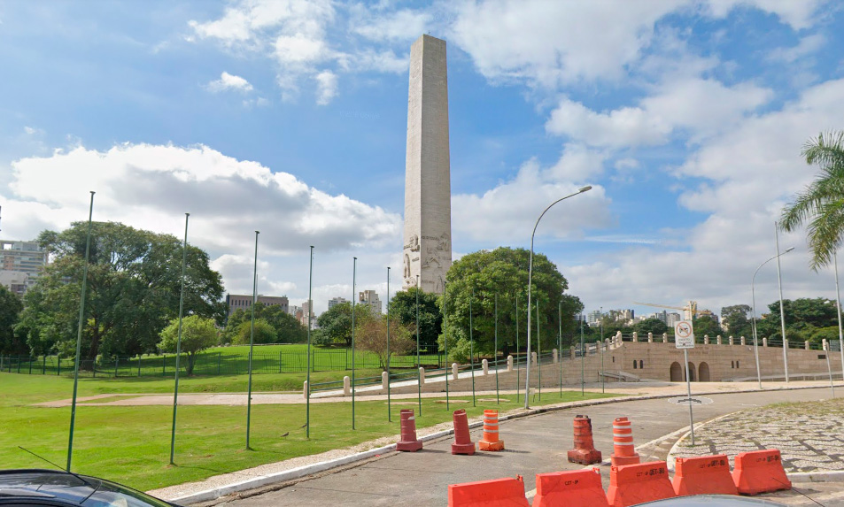 Esse é o famoso obelisco do Parque Ibirapuera, um dos maiores parques do Brasil