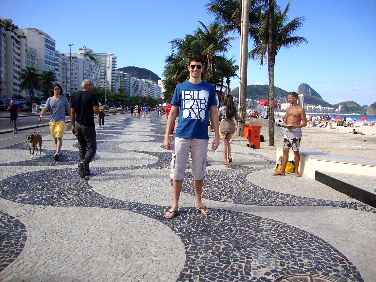 Passeio pelo calçadão de Copacabana