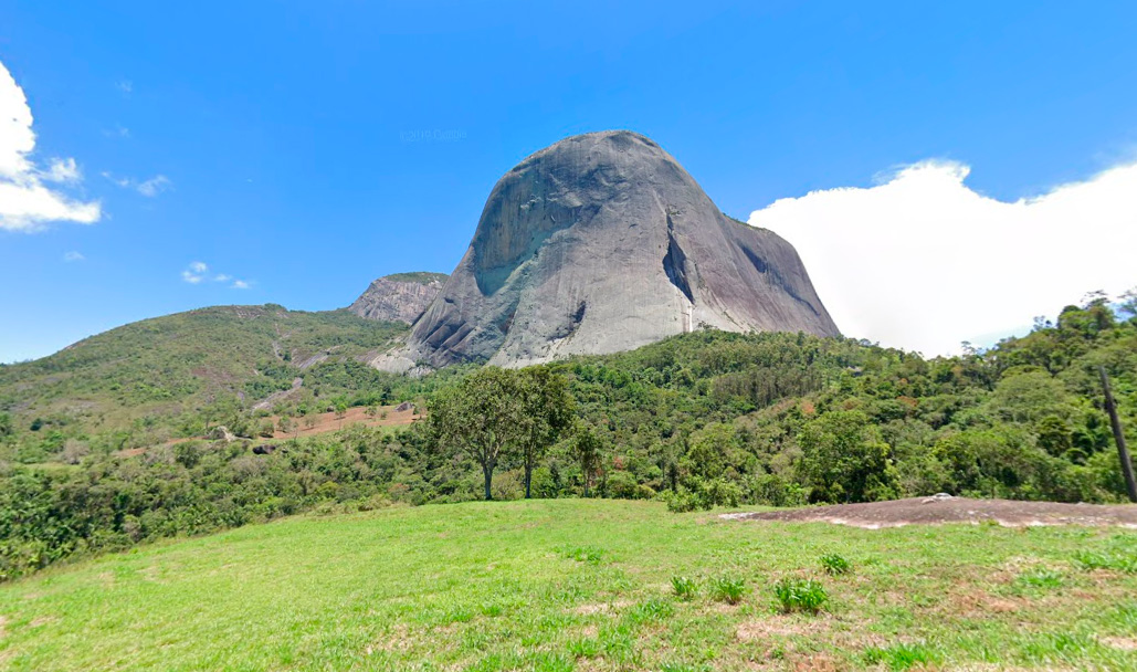 A Pedra Azul pode ser vista do Mirante da Pedra Azul do Parque Estadual do Forno Grande