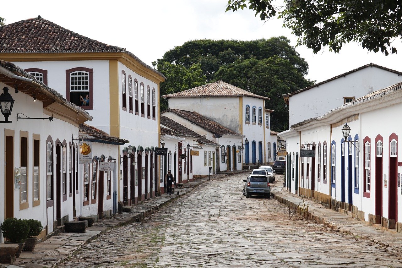 Rua histórica em Tiradentes lembra a história da colonização brasileira na América do Sul