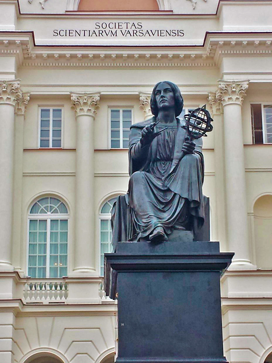 Monumento a Nicolau Copérnico, em frente a Academia de Belas Artes