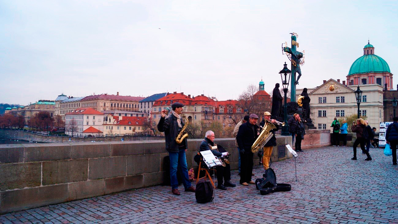 Artistas na Ponte Carlos em Praga