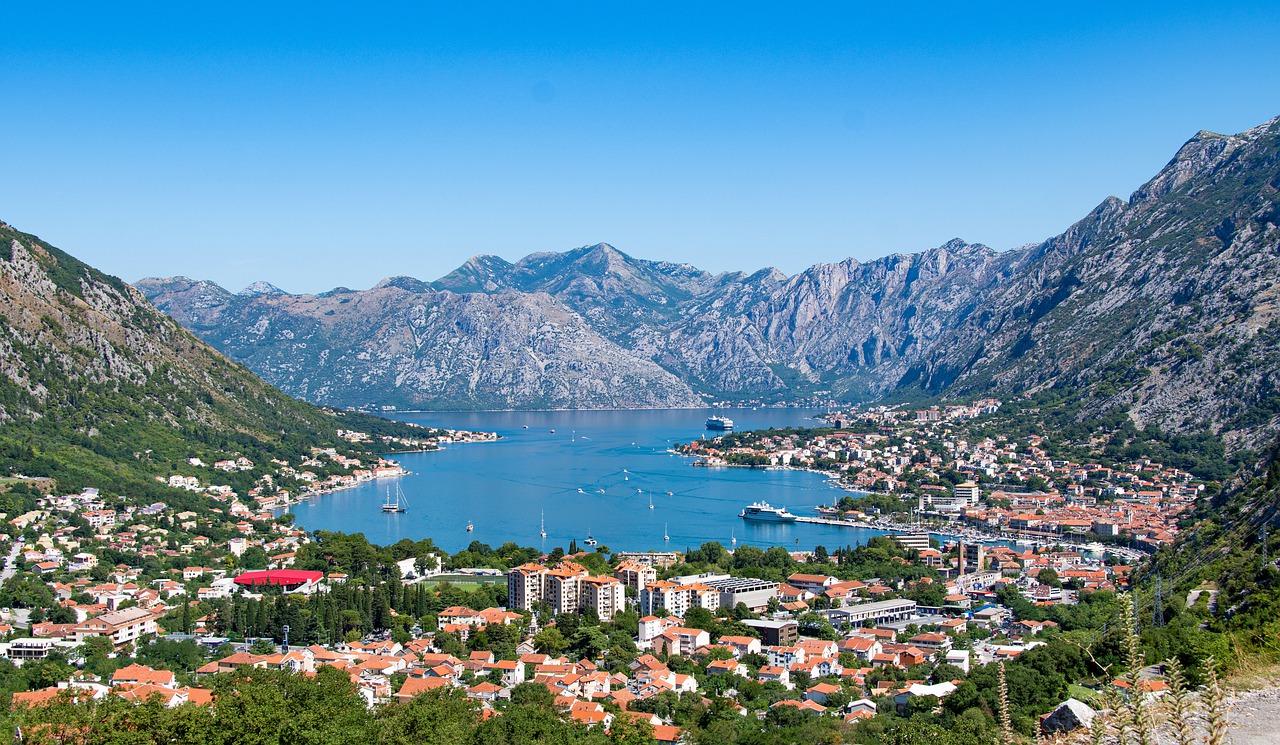A linda baía de Kotor em Montenegro