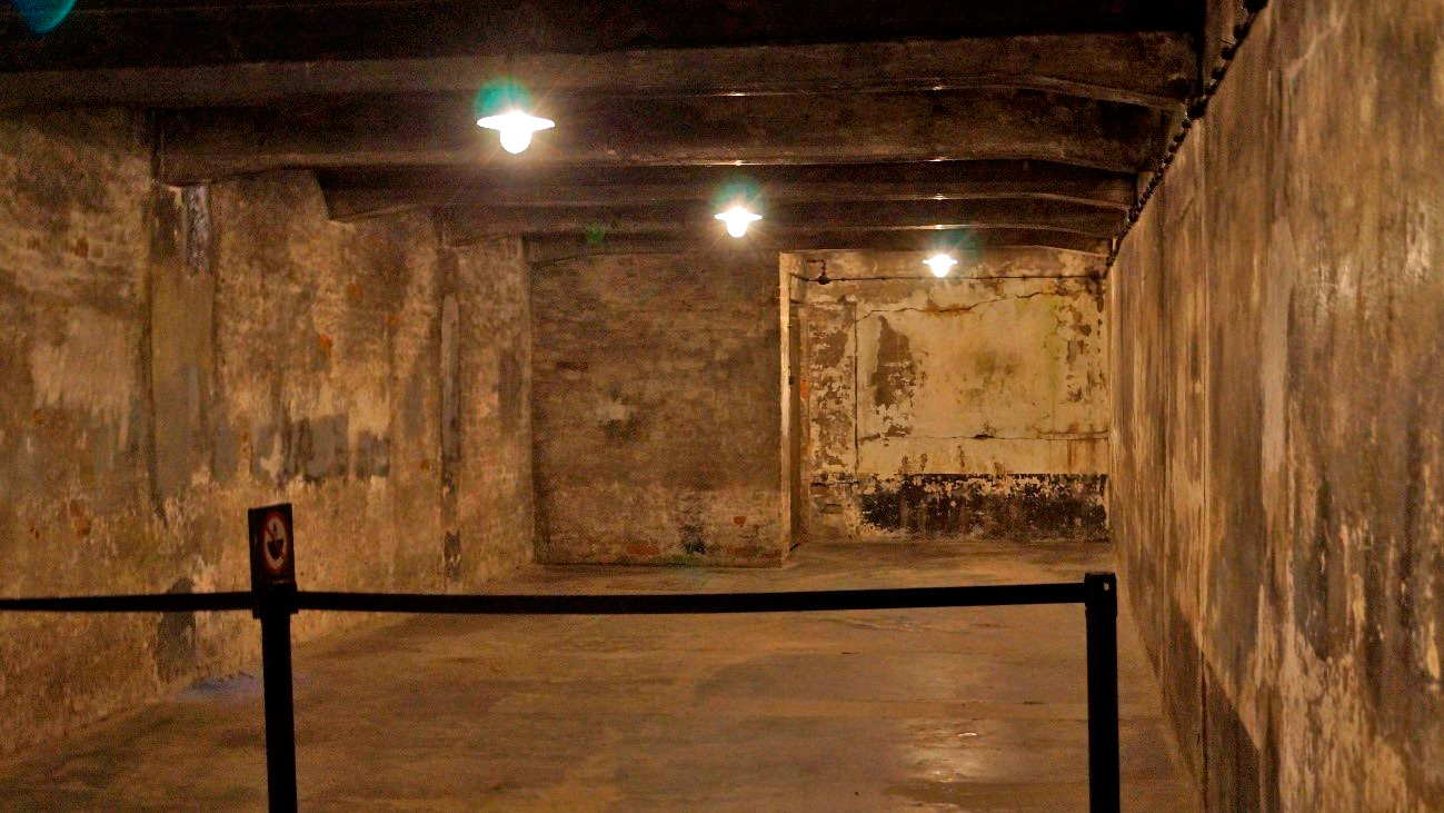 Sala do banho é a famosa câmara de gás do holocausto