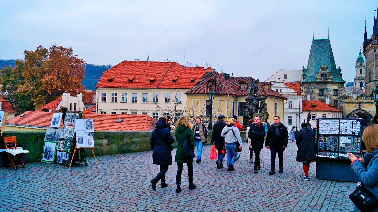 Caminho na Ponte Carlos em Praga