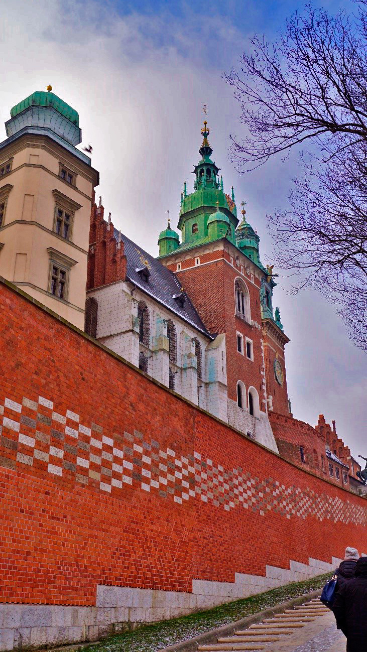 Esse é o castelo real de Wawel em uma vista lateral