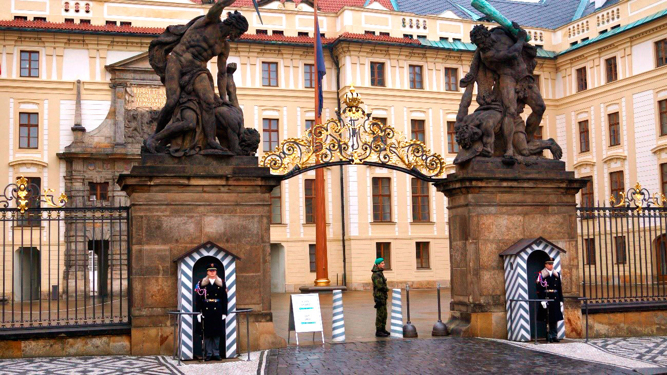 Entrada do Castelo de Praga e a Guarda