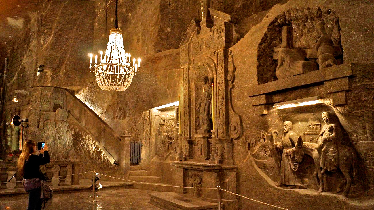 Esculturas de sal na parede da Mina de Sal de Wielicz