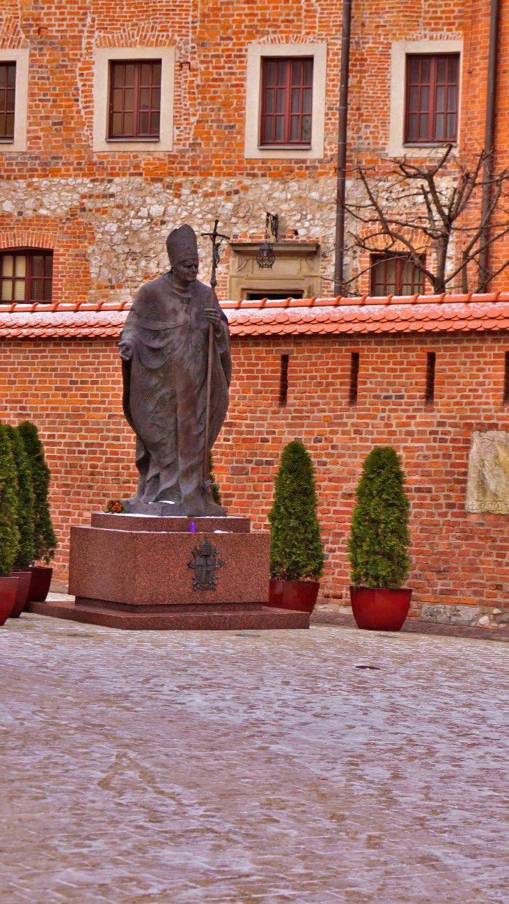 Estatua do Papa João Paulo II, em frente à Catedral de Cracóvia