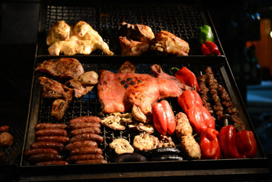 O churrasco faz parte da gastronomia em Montevideo