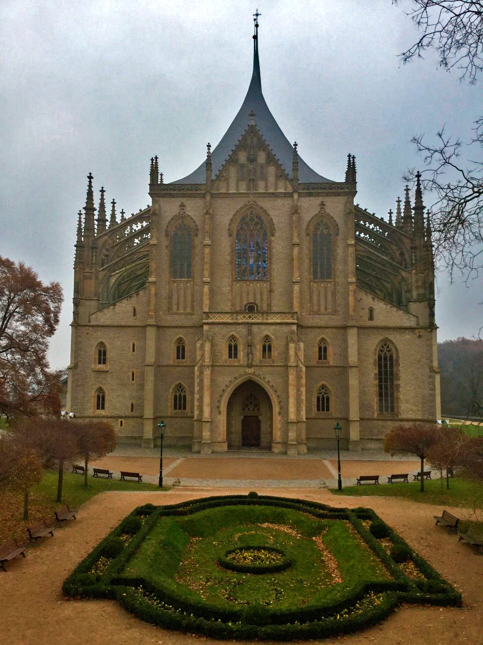 Linda e majestosa, a Catedral de Santa Bárbara - vista do jardim