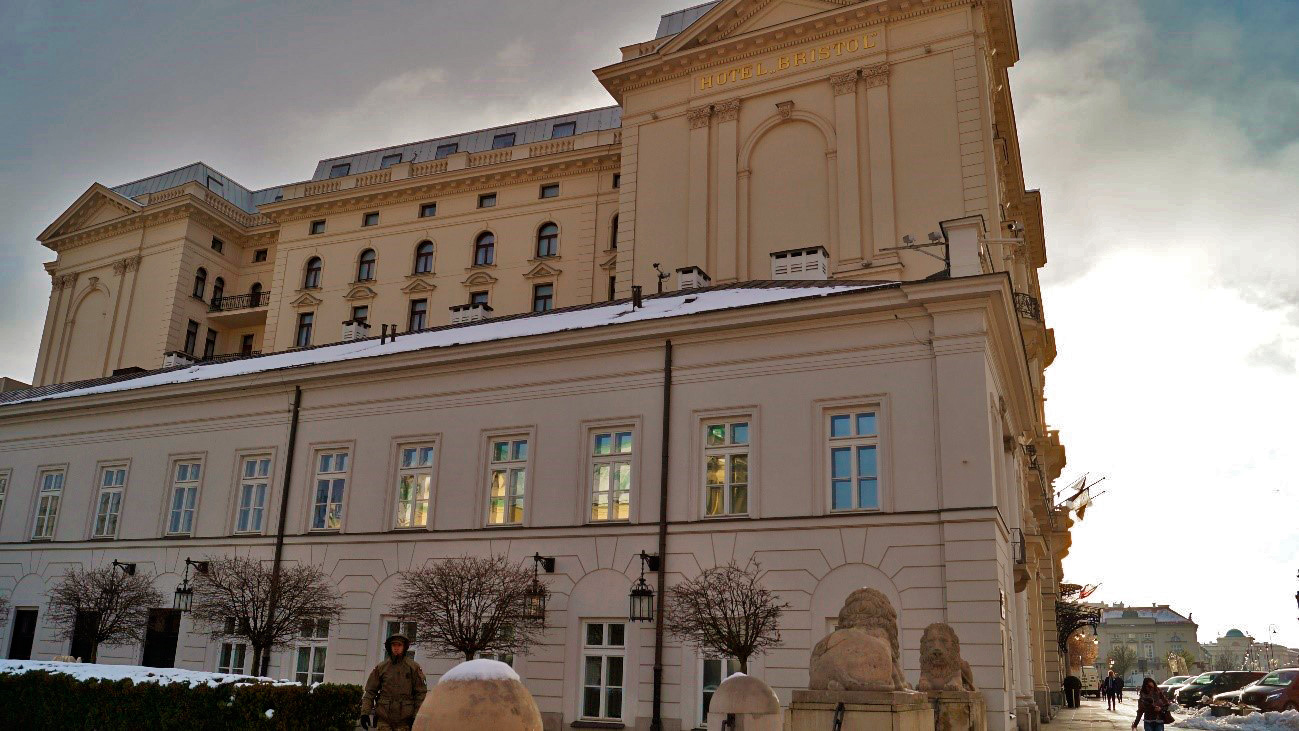 Lateral do Hotel Bristol ao lado do Palácio Presidencial - Detalhe da guarda
