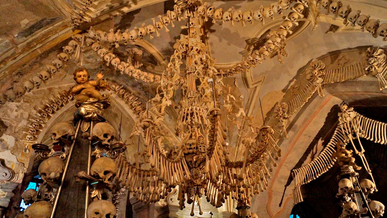 Lustre central da Igreja dos Ossos, montado com todos os ossos existentes em um corpo humano