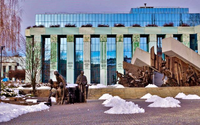 Topo do monumento da Revolta de Varsóvia, com o prédio do Supremo Tribunal ao fundo