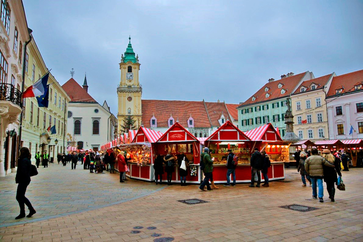 A Old Town Hall chama a atenção ao fazer turismo em Bratislava