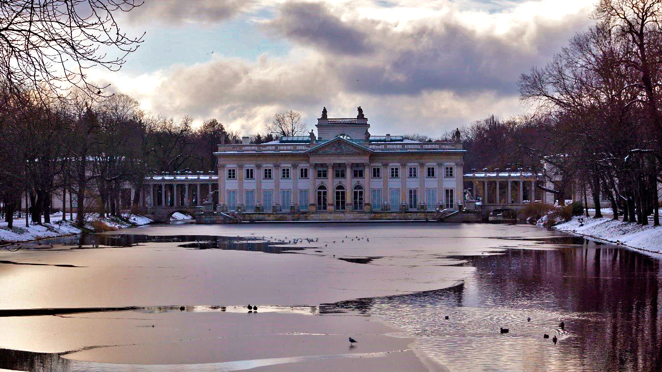 Palácio construído sobre a ilha parece flutuar na água
