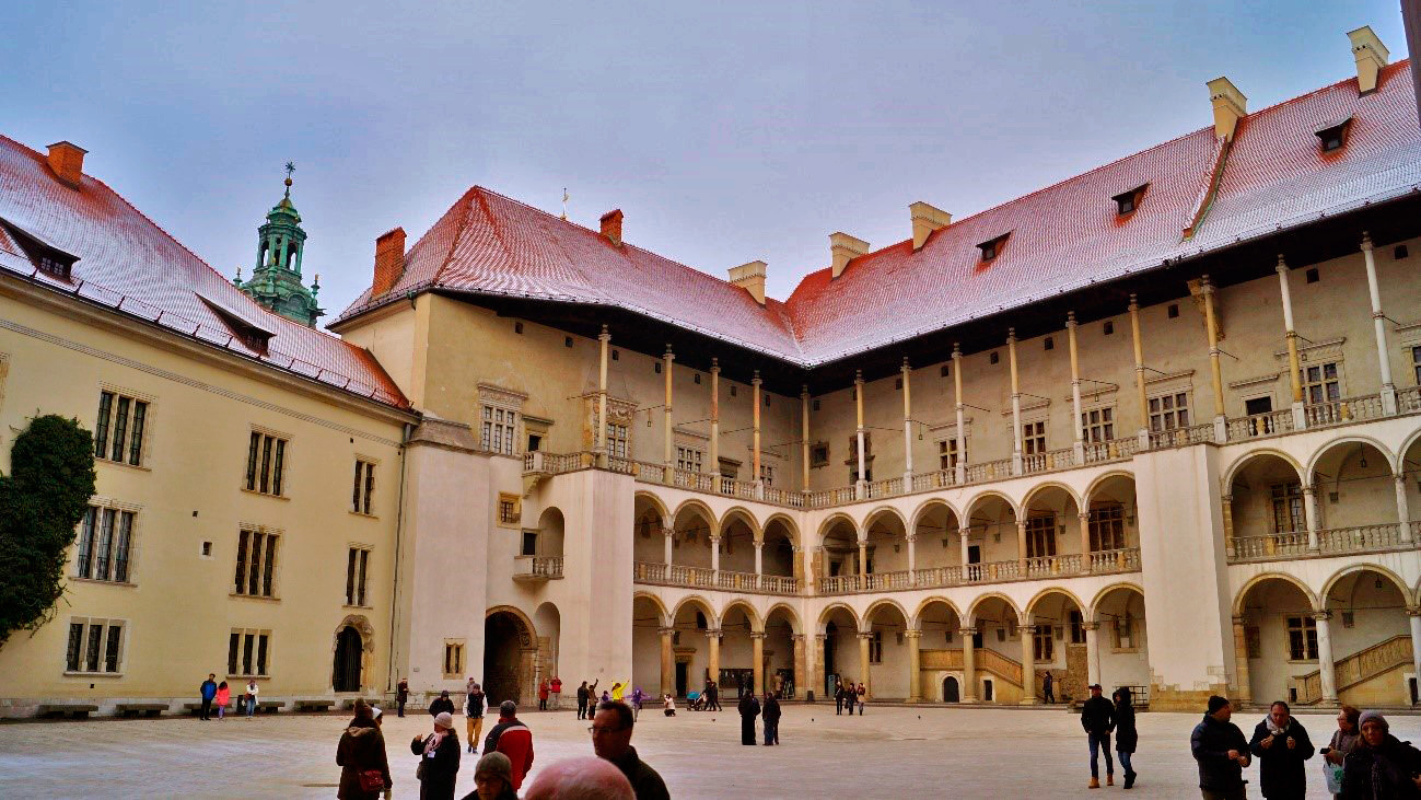 Pátio do Castelo Real com seus lindos arcos