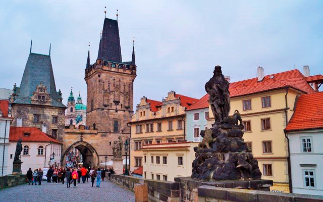 Vista da Ponte Carlos na Cidade Pequena em Praga