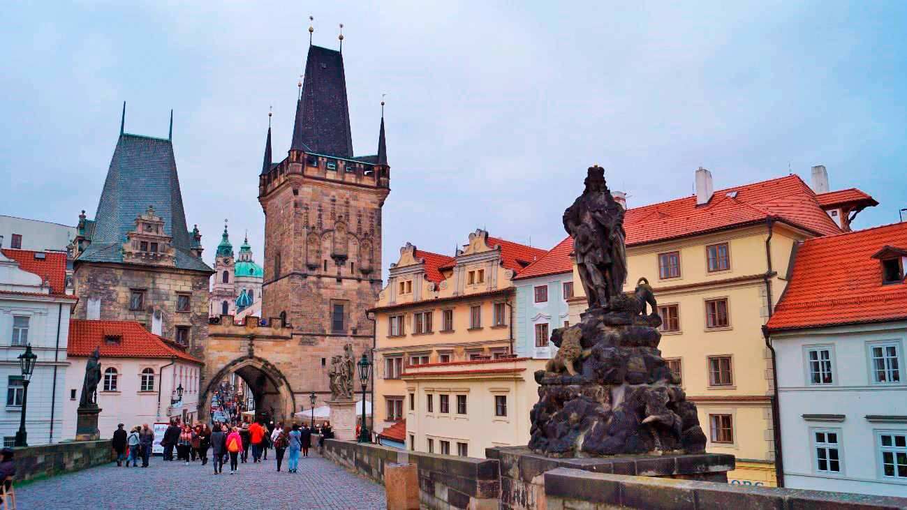 Vista da Ponte Carlos na Cidade Pequena em Praga
