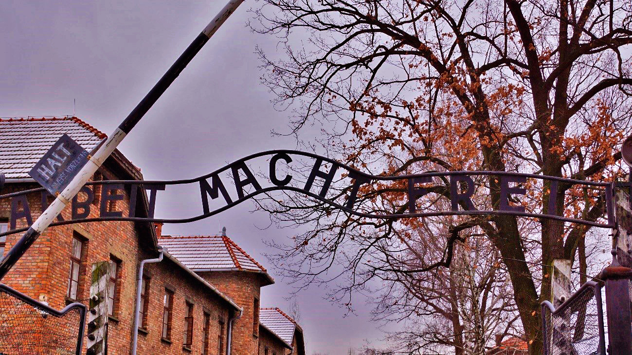 Portão de entrada de Auschwitz com a inscrição "Arbeit Macht Frei" que significa “Trabalho traz liberdade” em alemão