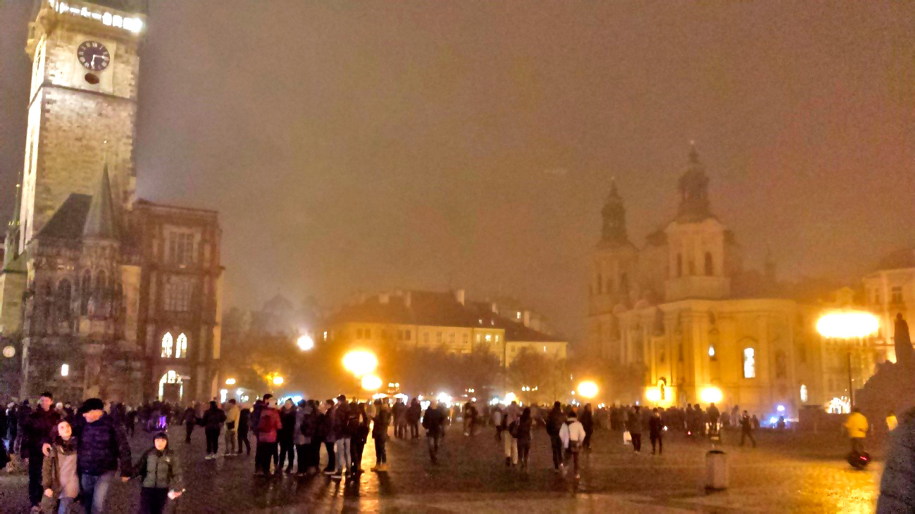 A praça central da Cidade Velha em Praga