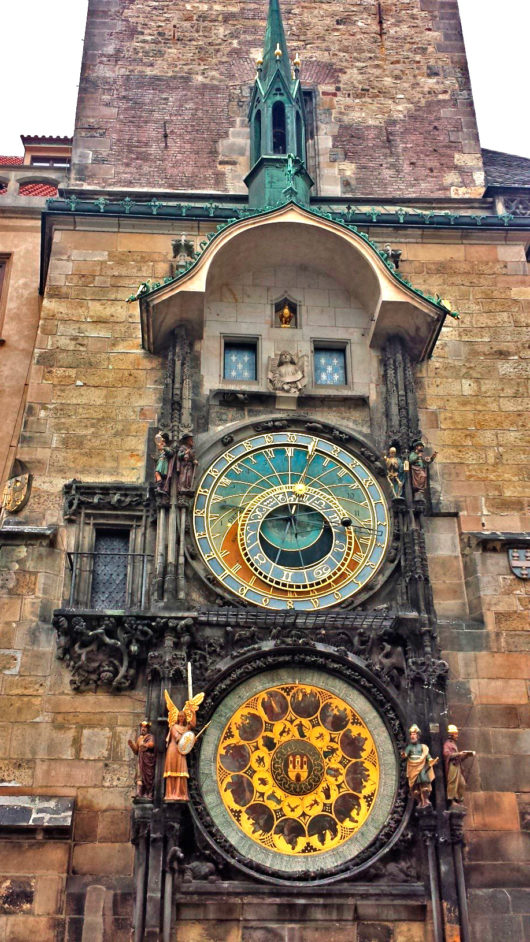 O relógio Orloj encanta os turistas na praça da Cidade Velha