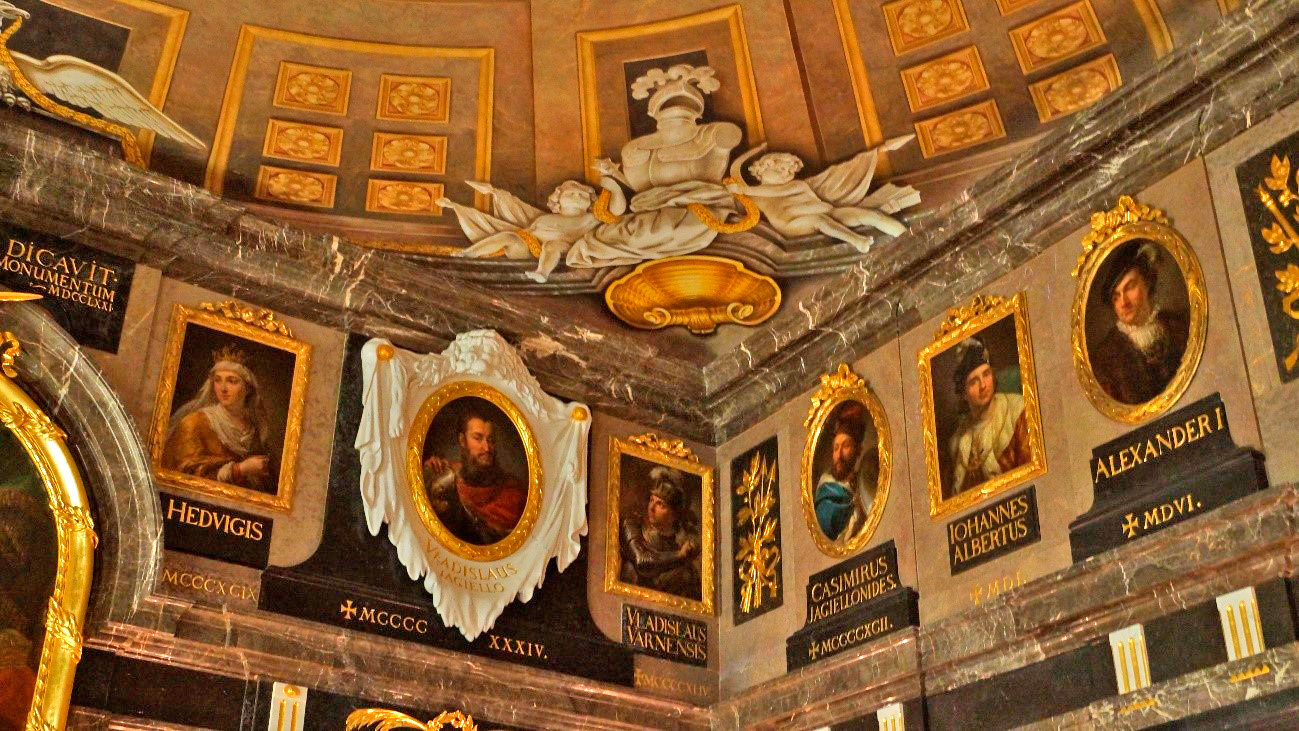 Sala que comporta todos os retrato dos reis no Palácio Real – detalhes e peças com acabamento em ouro
