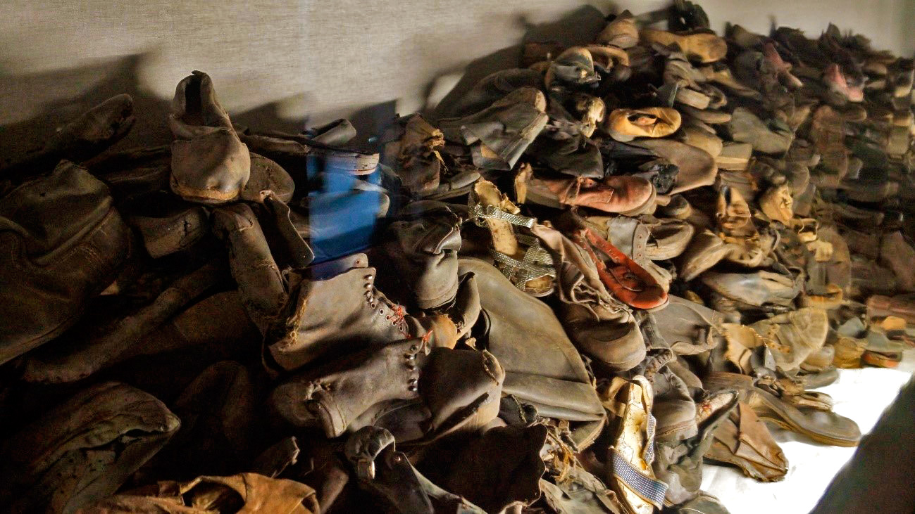 Sapatos dos prisioneiros de Auschwitz, muito triste de se ver