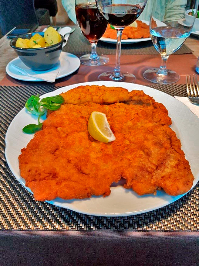 O enorme Schnitzel que degustamos no Restaurante Korzo