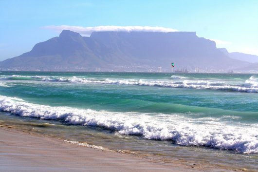 Essa é a Table Mountain com vista da praia