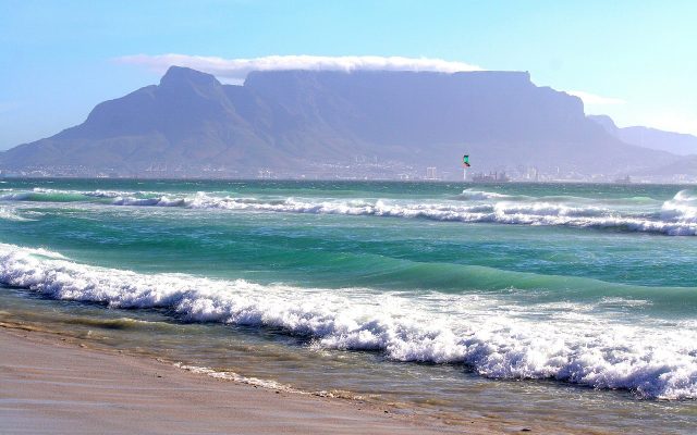 Essa é a Table Mountain com vista da praia