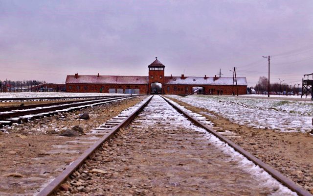 Trilhos por onde os trens entravam em Auschwitz II – Birkenau para despejar os prisioneiros