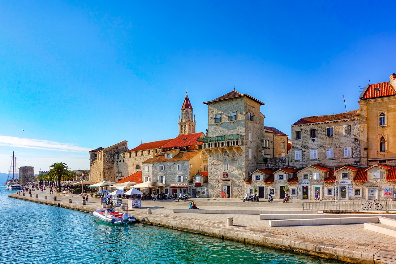 Trogir é uma das belezas do litoral da Croácia