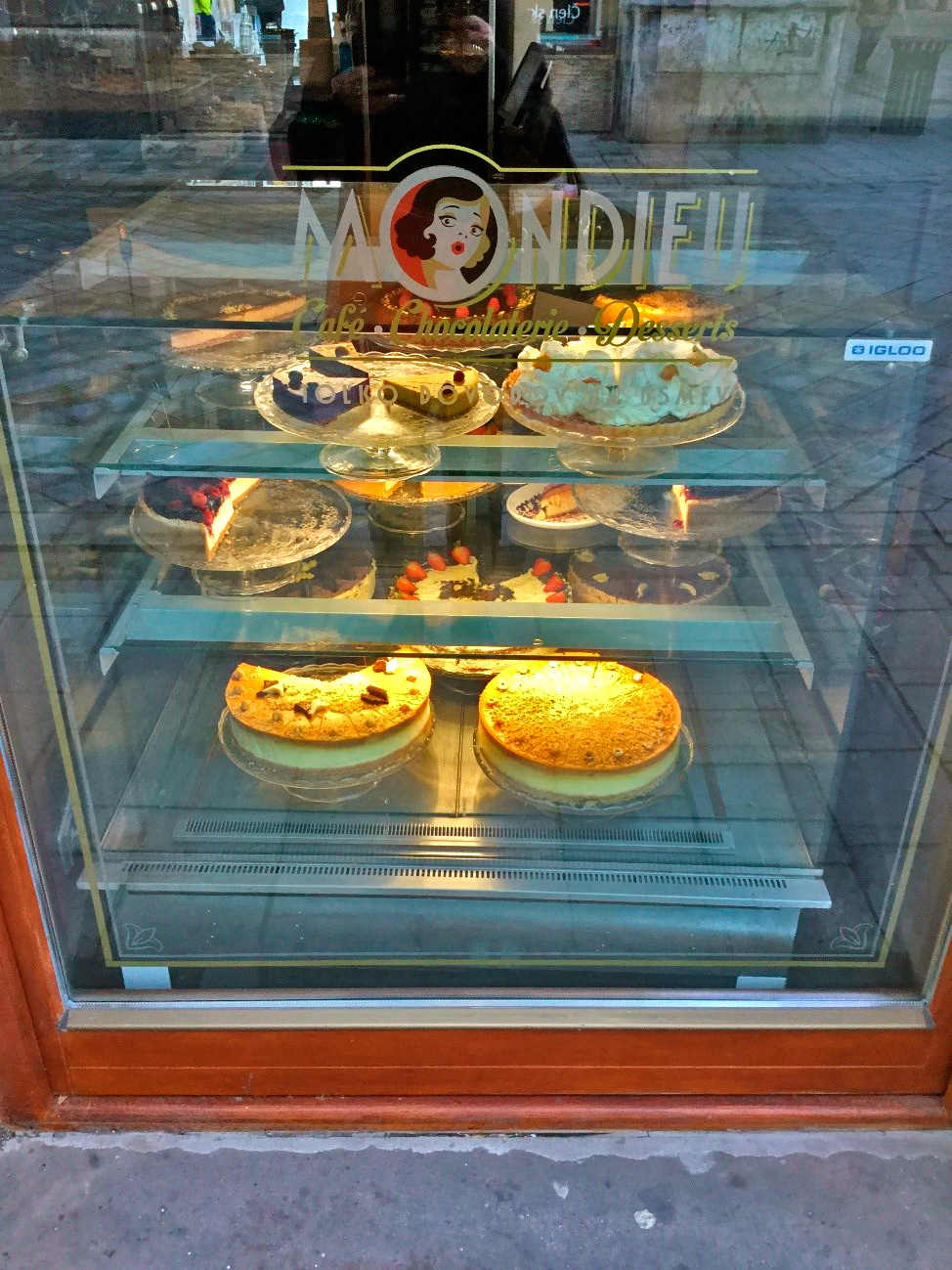 Vitrine do Café Mondieu na Bratislava