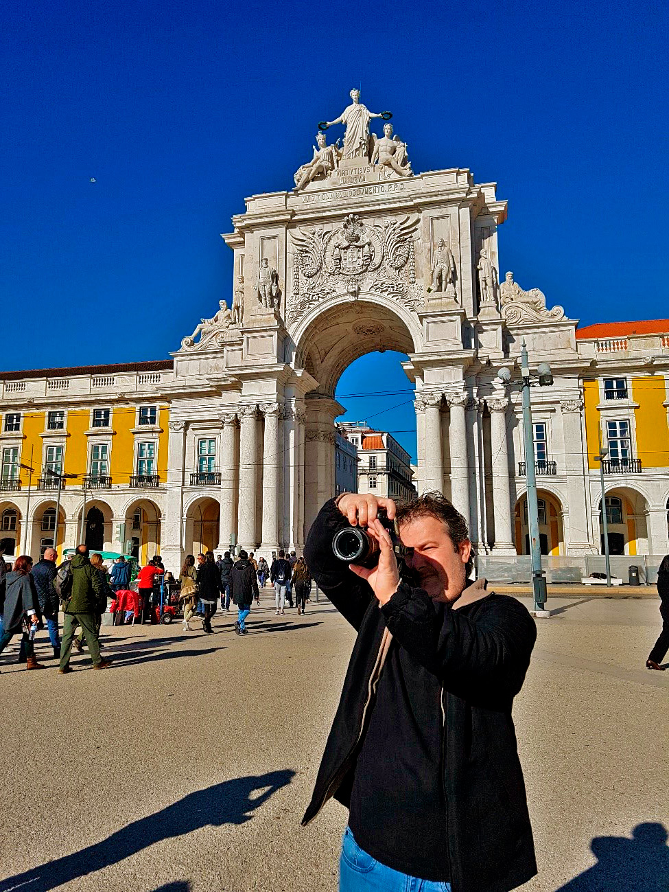 Meu genro Renato registrando as belezas da Praça do Comercio, com o Arco da Rua Augusta ao fundo