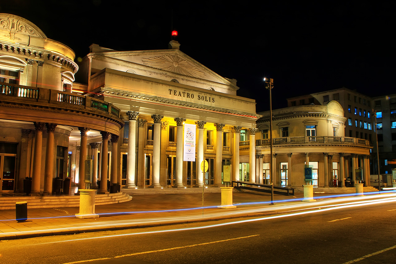 Que tal assistir a um espetáculo no Teatro Solís?